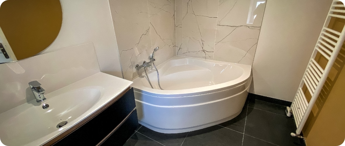 Salle de bains avec baignoire