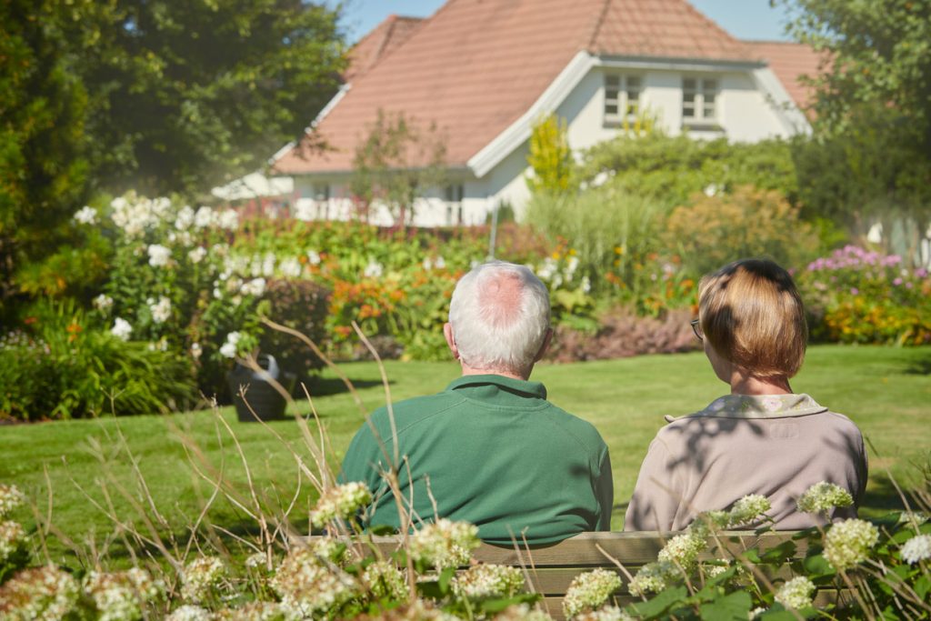 couple devant sa maison
