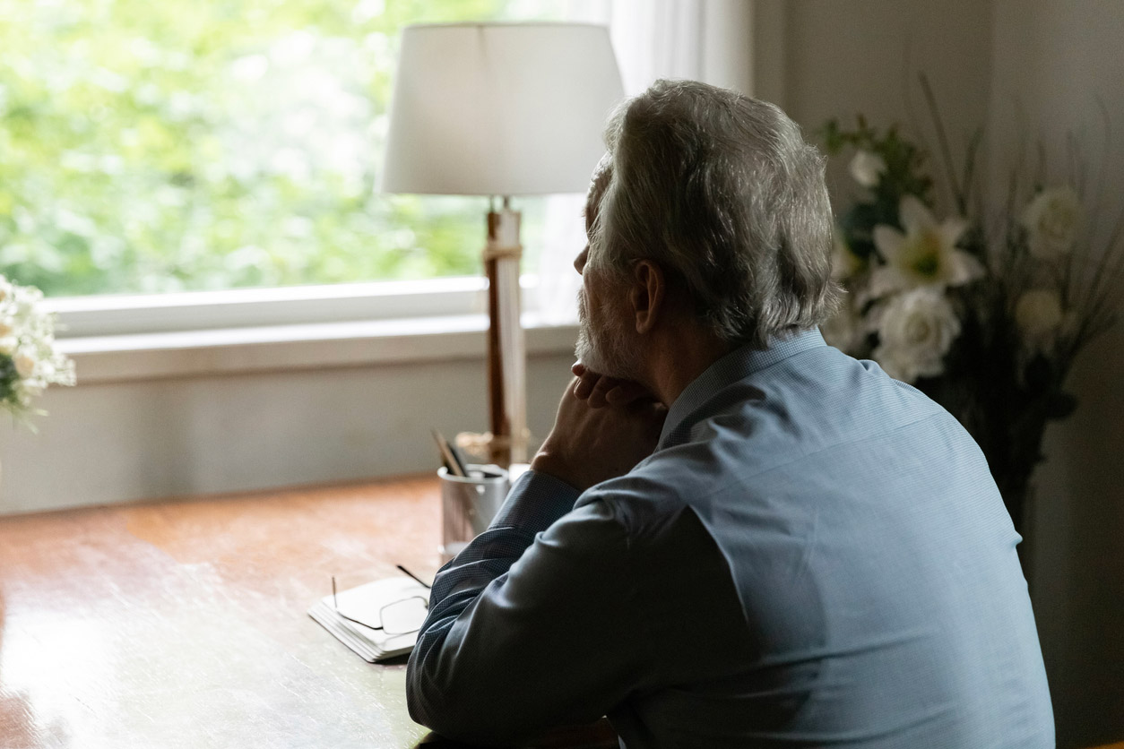 senior réfléchissant dans sa maison